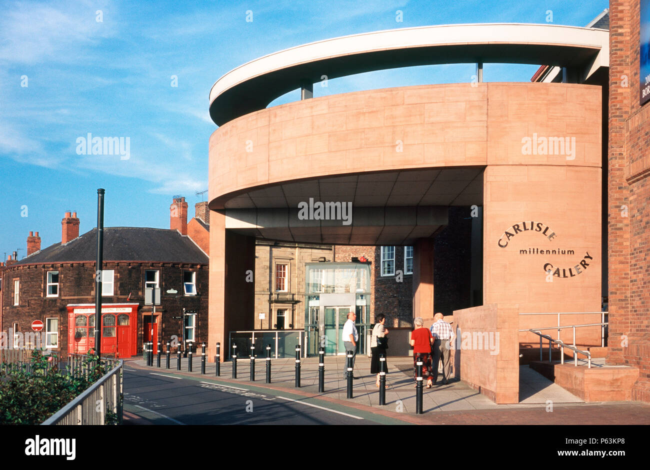 Ungewöhnlich modernen Design der Eingang zur U-Bahn Millennium Galerie in der Nähe der alten Burg in Carlisle Nordengland Stockfoto