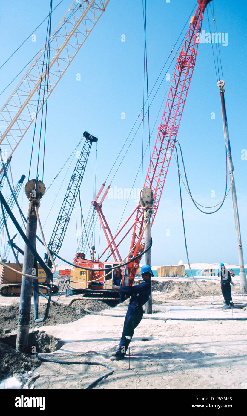 Vibro-Verdichtung der Arbeit auf die neu aufgearbeitete Sand, Dubai Palm Island, die VEREINIGTEN ARABISCHEN EMIRATE. Stockfoto