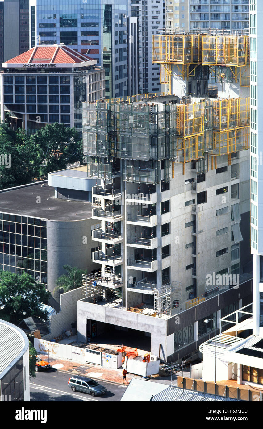 Brisbane Wohnungsbau boomt - beachten Sie, dass die hydraulisch angehoben Sicherheit Schutz Bildschirme in den oberen Etagen - diese sind eine besonders Aus Stockfoto