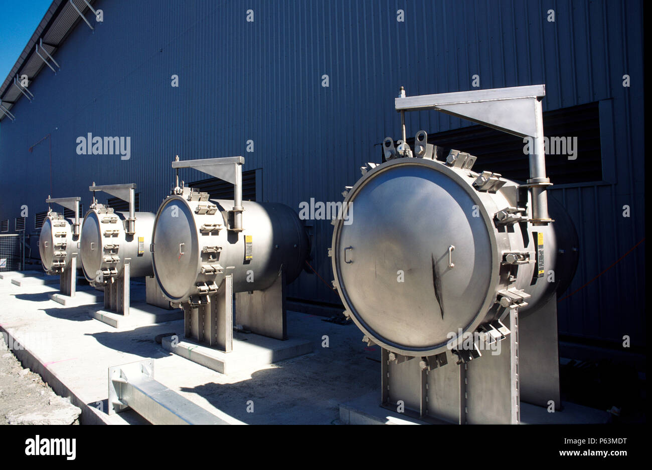 Pumpe Elemente am Ende der Ultrafiltration und Umkehrosmose Gebäude, Queensland, Australien Stockfoto