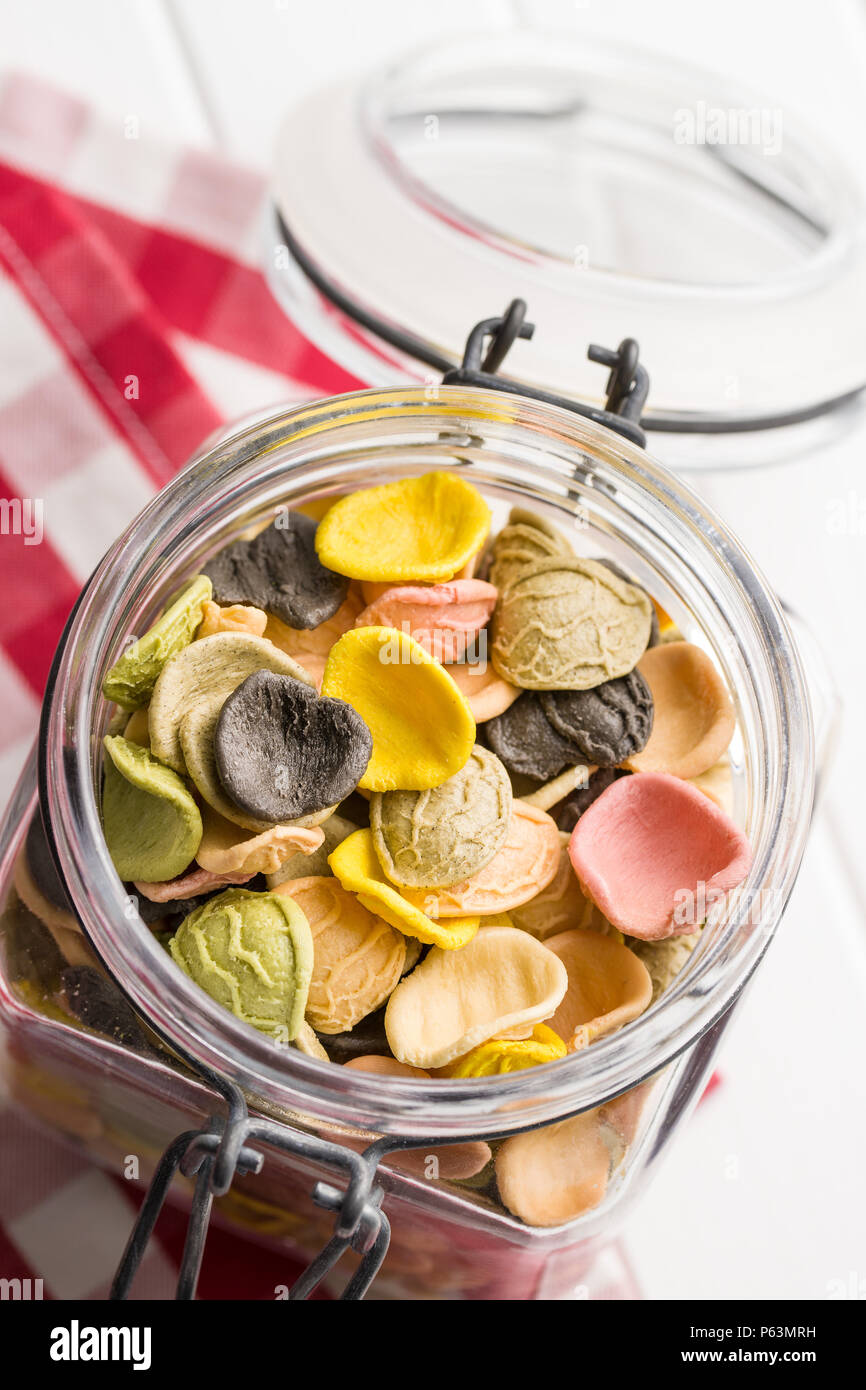 Italienische rainbow Pasta in jar. Stockfoto