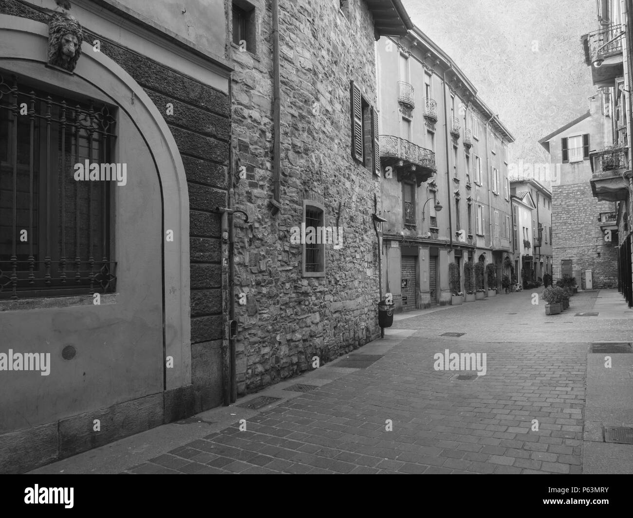 Atemberaubende Aussicht Häuser aus Stein auf einer Straße im historischen Zentrum von Como. Lombardei, Italien Stockfoto