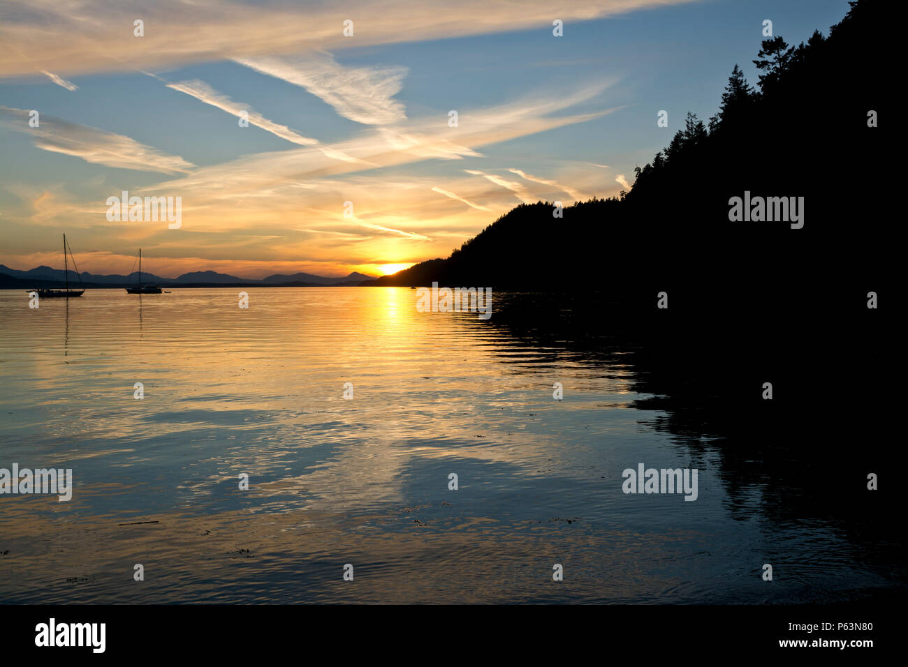 Schönen Sonnenuntergang auf Galiano Island, British Columbia, Kanada. Southern Gulf Islands. Montague Hafen Provincial Park. Stockfoto