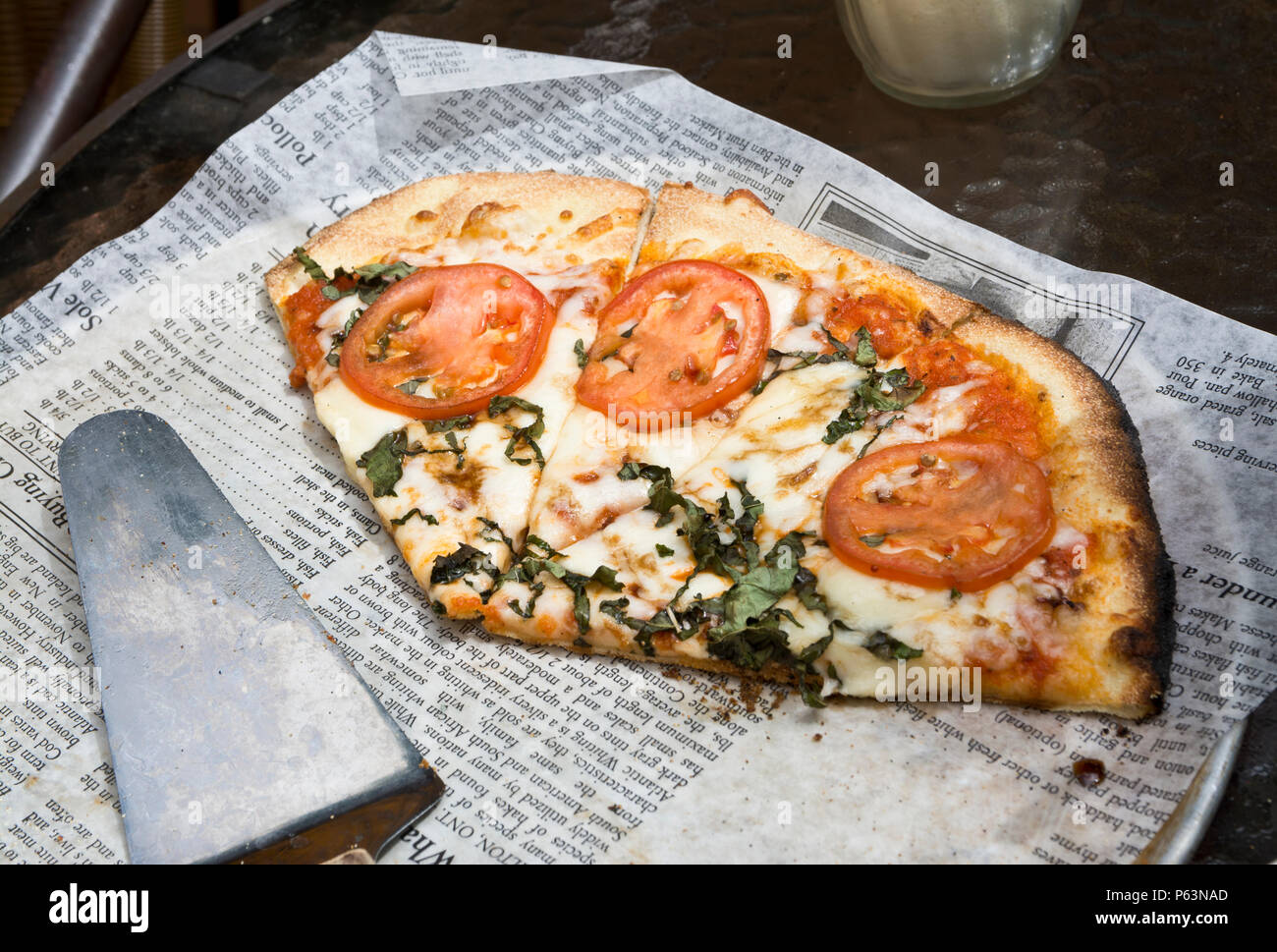 Scheiben köstliche dünne Kruste margherita Holzofen Pizza aus dem Restaurant im Galiano Inn Galiano Island, BC, Kanada. Stockfoto