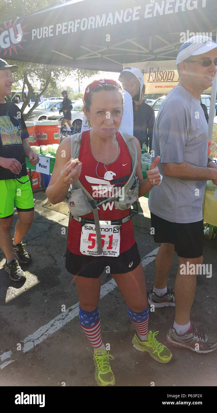 Master Sgt. Krystalore Stegner, der Rekrutierung und besicherte Krippe für die 107 Airlift Wing am Niagara Falls Luft finden Station, N.Y., konkurriert in ihren ersten 50 km ultra-Marathon in Folsom Lake, Kalifornien, April 2, 2016. Von 65 internationale Bewerber, Stegner wurde als einer von zwei Menschen Ausbildung von Champion ultra zu empfangen - Marathonläufer für sechs Monate bis zum Rennen, das als Teil des Werdens Ultra Projekt empfohlene gewählt. (Foto mit freundlicher Genehmigung von Master Sgt. Krystalore Stegner) Stockfoto