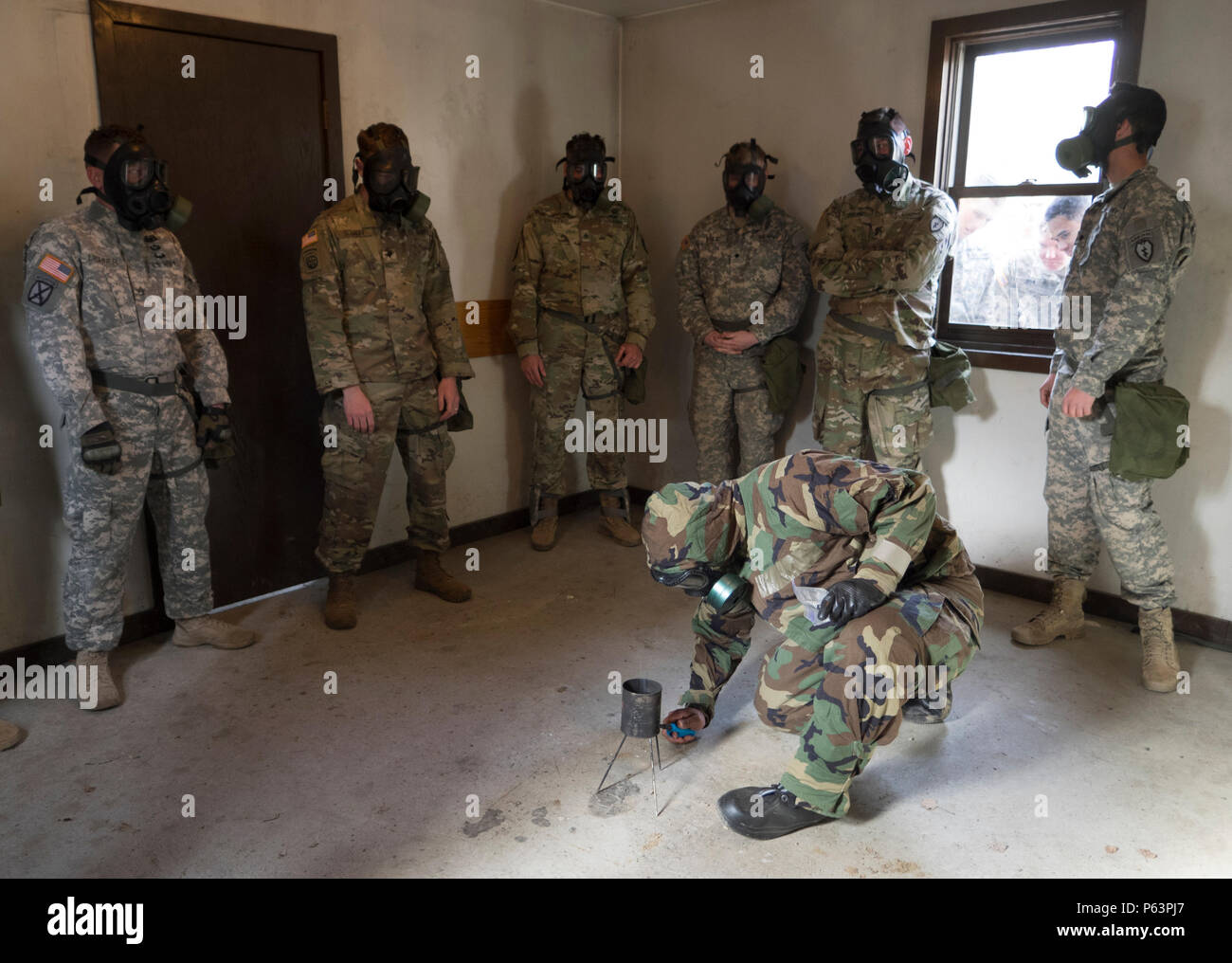 Fallschirmjäger zu B Truppe zugeordnet, 1 Squadron (Airborne), 40th Cavalry Regiment, 4. Brigade Combat Team (Airborne), 25 Infanterie Division, U.S. Army Alaska, Durchführung von chemischen, biologischen, radiologischen und nuklearen Verteidigung Training auf einer gemeinsamen Basis Elmendorf-Richardson, Alaska, Mittwoch, 13. April 2016. Die Ausbildung endete mit maskierten Soldaten in einem versiegelten Kammer mit CS gefüllt, dann ihre Schutzausrüstung entfernen, das Vertrauen in Ihre Geräte zu fördern. CS, technisch bekannt als 0 chlorobenzalmalononitrile, ist eine feste, weiße Pulver mit einer Streuung agent gemischt und Allgemein Stockfoto