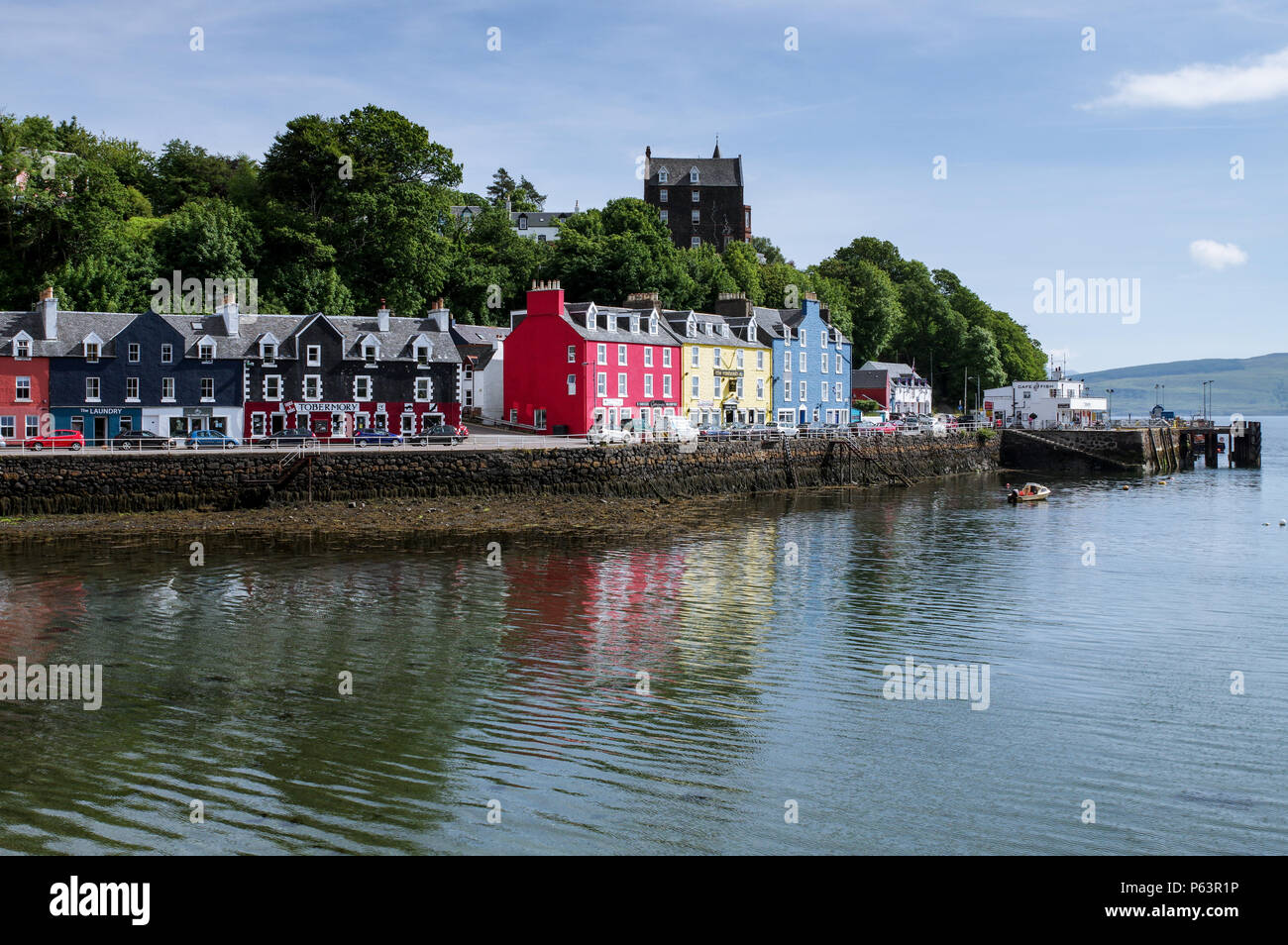 Tobermory Marina und Waterfront an einem schönen sonnigen Tag - Isle of Mull, Innere Hebriden, Schottland Stockfoto