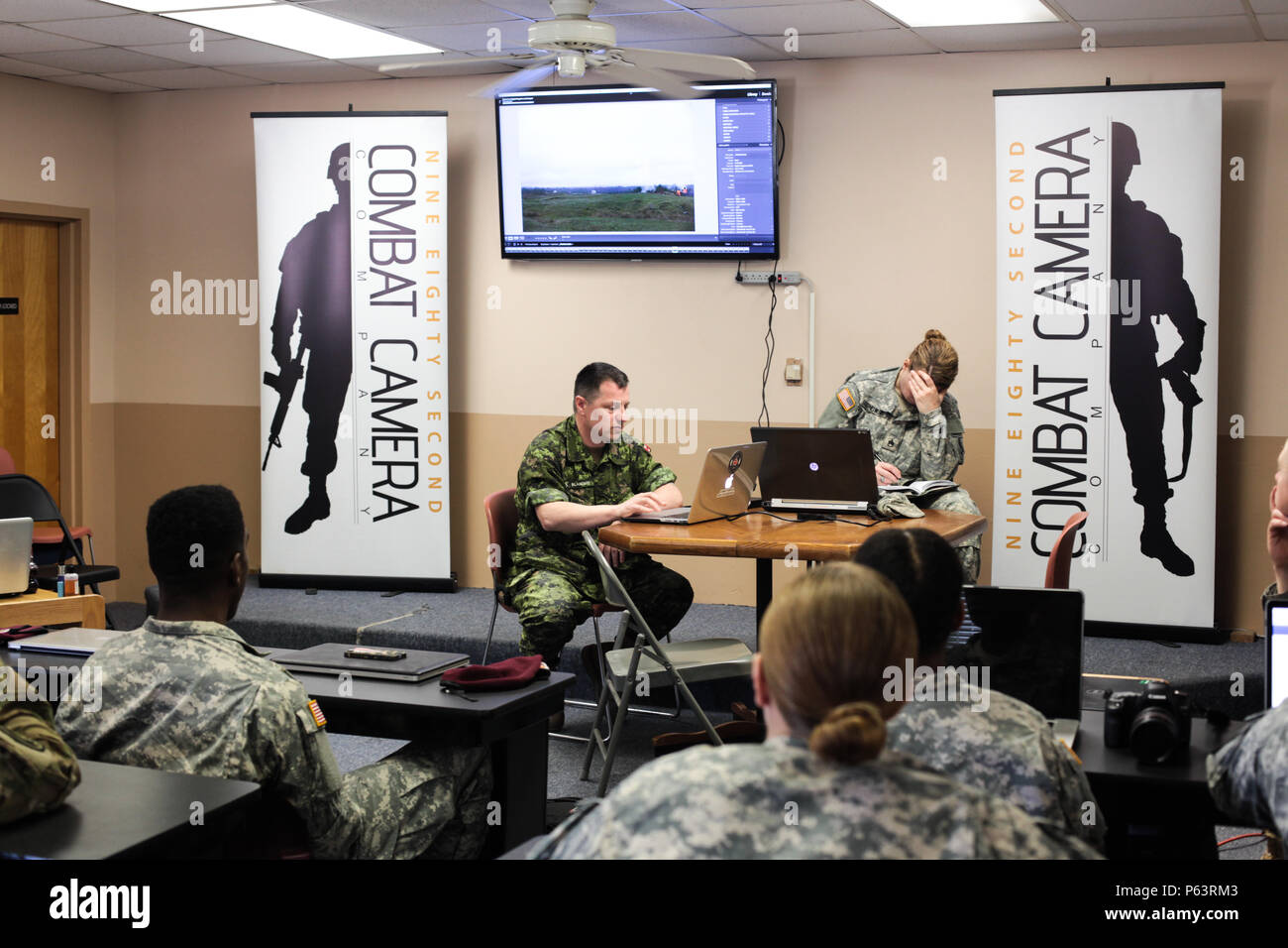 Master Corporal Patrick Blanchard von den kanadischen Streitkräften (CAF) Bekämpfung der Kamera in Ottawa, Ontario, Kanada, stellt einen Block von Anweisungen mit Bearbeiten von Metadaten in Adobe Lightroom während des Betriebs Skyfall USA am 10. April 2016 in Fort Gordon, GA. Betrieb Skyfall USA (OS-U) ist ein 982Nd Combat Camera Company (Airborne) Theater Sicherheit Zusammenarbeit Initiative. OS-U ein gemeinsames ist, multi-Component, multi-laterale bekämpfen Kamera Experte Exchange, die an mehreren Orten in Georgien statt. OS-U ist Teil einer Serie, die OS-Deutschland, OS-Frankreich, und OS-Kosovo. (U.S. Stockfoto