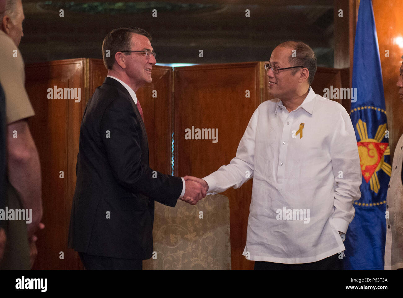 Verteidigungsminister Asche Carter grüßt philippinischer Präsident Benigno S. Aquino III. Als sie sich treffen, um Angelegenheiten von gegenseitigem Bedeutung an der Malacanang Palace in Manila, Philippinen 14. April 2016. Carter ist ein Besuch der Philippinen das Gleichgewicht in der asiatisch-pazifischen Region zu verfestigen. (Foto von Senior Master Sgt. Adrian Cadiz) (freigegeben) Stockfoto