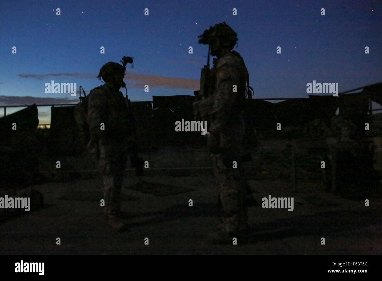 Litauischen Soldaten des 1. Mechanisierte Infanterie-Bataillon besprechen Mission Details, während der Durchführung von defensiven Operationen während des Trainings Saber Junction 16 an der US-Armee gemeinsamen multinationalen Readiness Center (JMRC) in Hohenfels, Deutschland, 12. April 2016. Säbel Junction 16 ist der US-Army Europe 173rd Airborne Brigade Kampftraining Zentrum Zertifizierung Übung stattfindenden JMRC in Hohenfels, Deutschland, Mrz 31-Apr 24, 2016.  Die Übung soll die Bereitschaft der Europa-basierte Kampfbrigaden einheitliches Land-Operationen durchzuführen und Förderung der Interoperabilität für die Armee zu bewerten Stockfoto