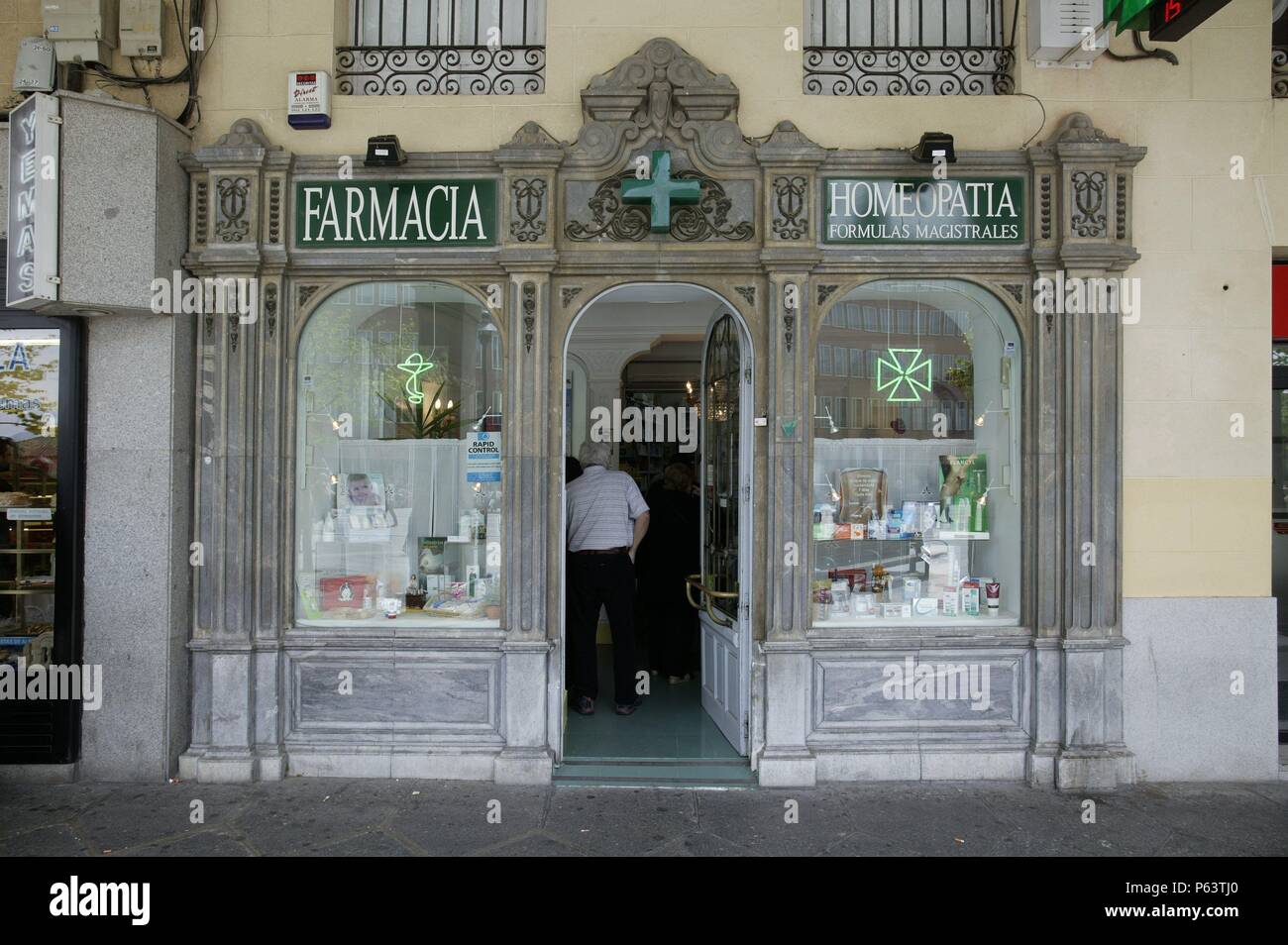FARMACIA EN LA PLAZA DEL MERCADO GRANDE O DE SANTA TERESA DE JESUS. Stockfoto