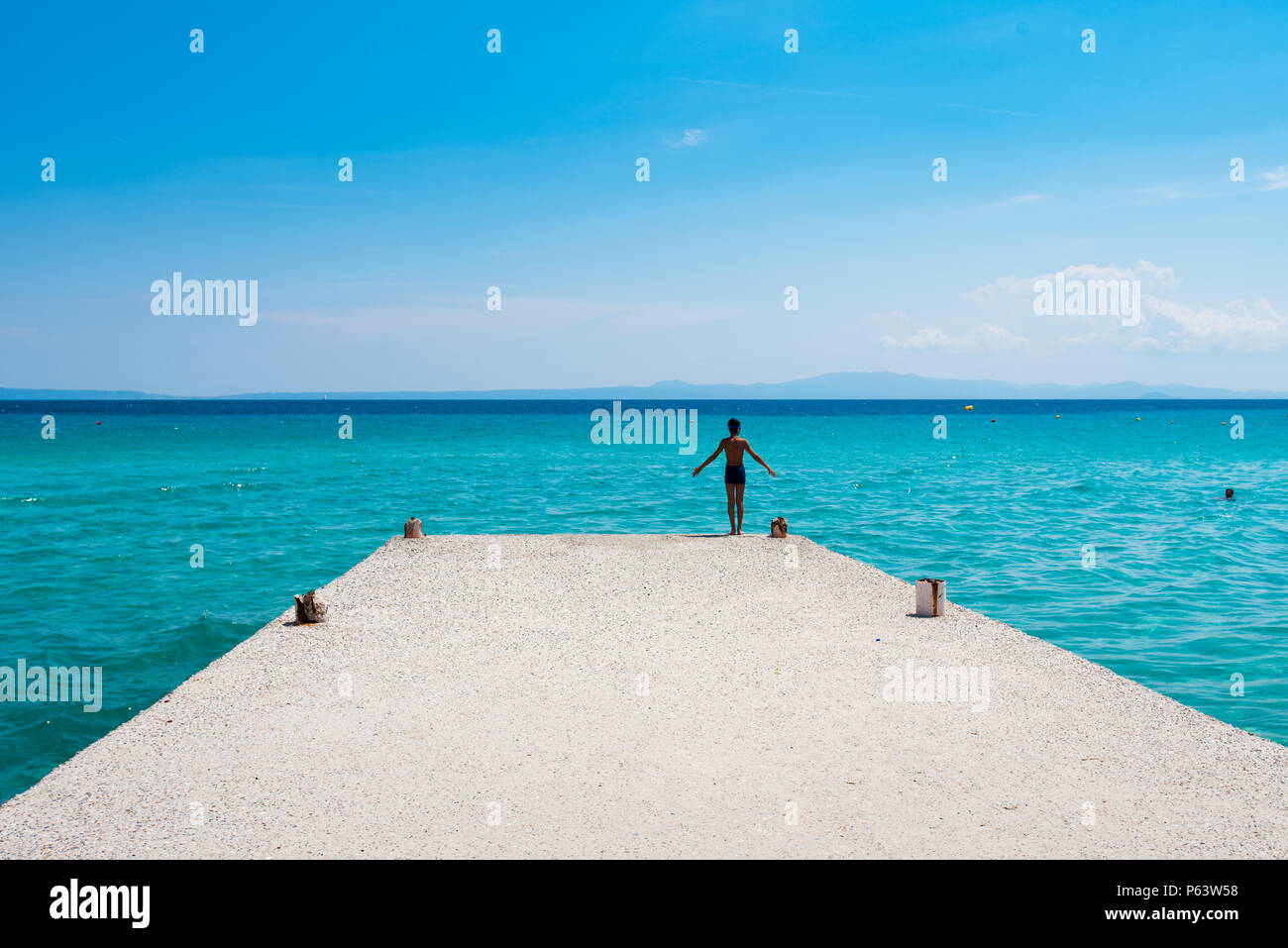 Chaniotis, Griechenland - 23. Juni 2018: Junge Vorbereitung ins Meer an einem sonnigen Tag zu springen Stockfoto