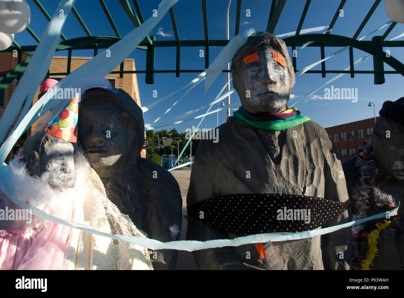 "Warten auf die Überland' Skulptur von sechs Personen und einen Hund an einer Bushaltestelle in der Fremont Nachbarschaft von Seattle warten. Stockfoto