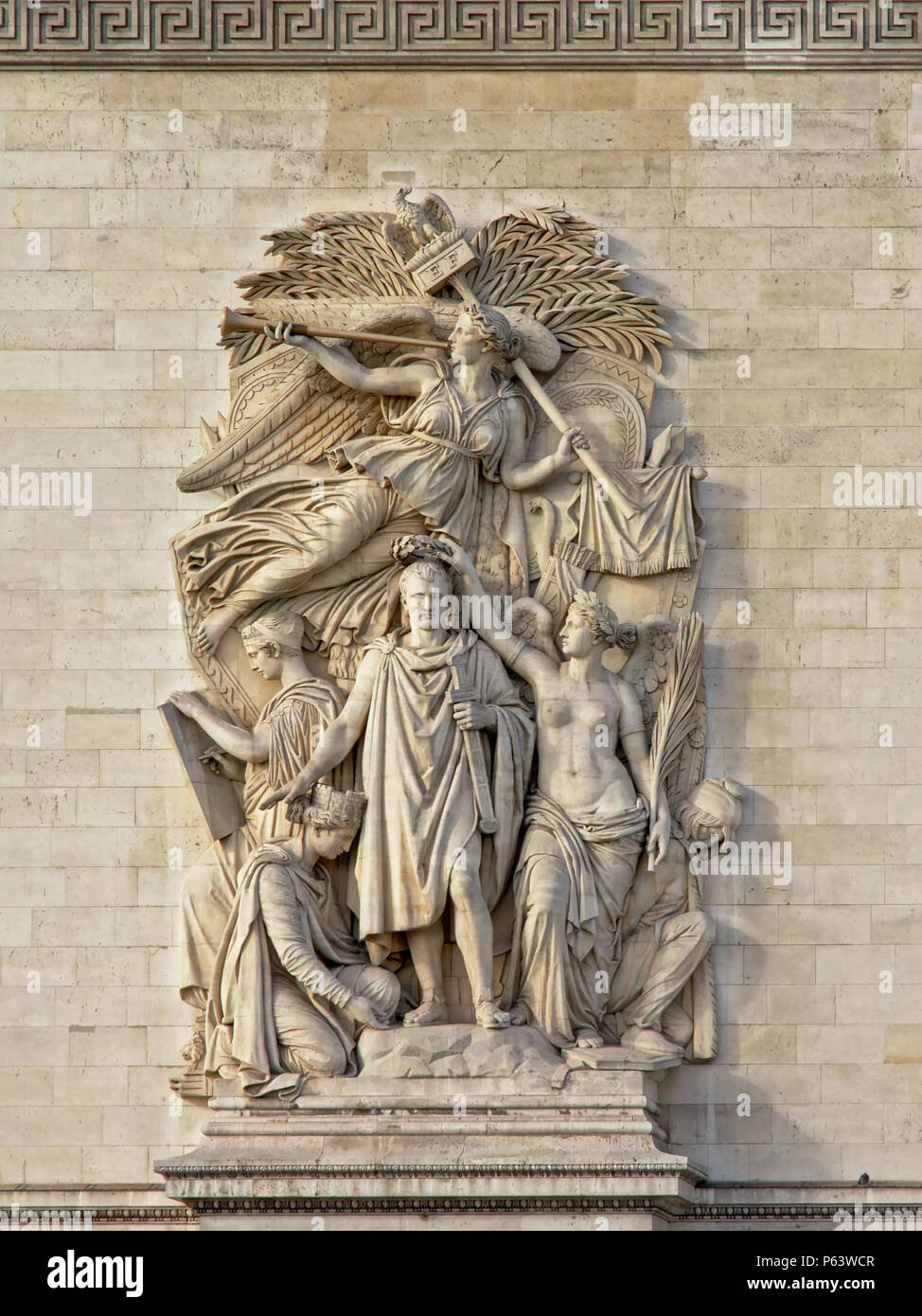 Steinerne Statue des Elysées von Jean-Pierre Cortot, Anzeigen von Kaiser Napoleon, der Göttin des Sieges Detail des Arc de Triomphe Denkmal in P gekrönt Stockfoto