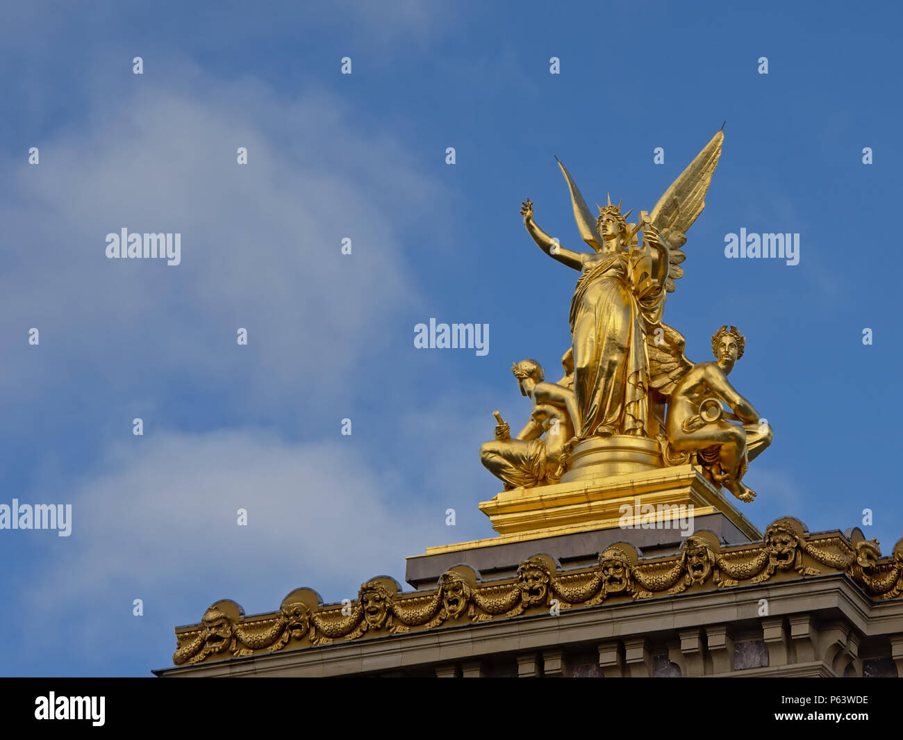 Goldene Statue von Poesie auf der Oberseite des Palais Garnier, Oper von Paris von Charles Gumery, Frankreich Stockfoto