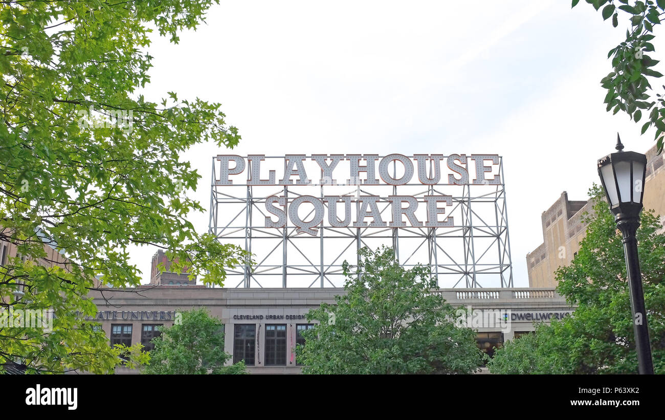 Die retro Playhouse Square zeichen Türme über Euclid Avenue in der Innenstadt von Cleveland mit seinen 9-Fuß-Briefe in der Nacht in diesem lebhaften Theaterviertel lit Stockfoto
