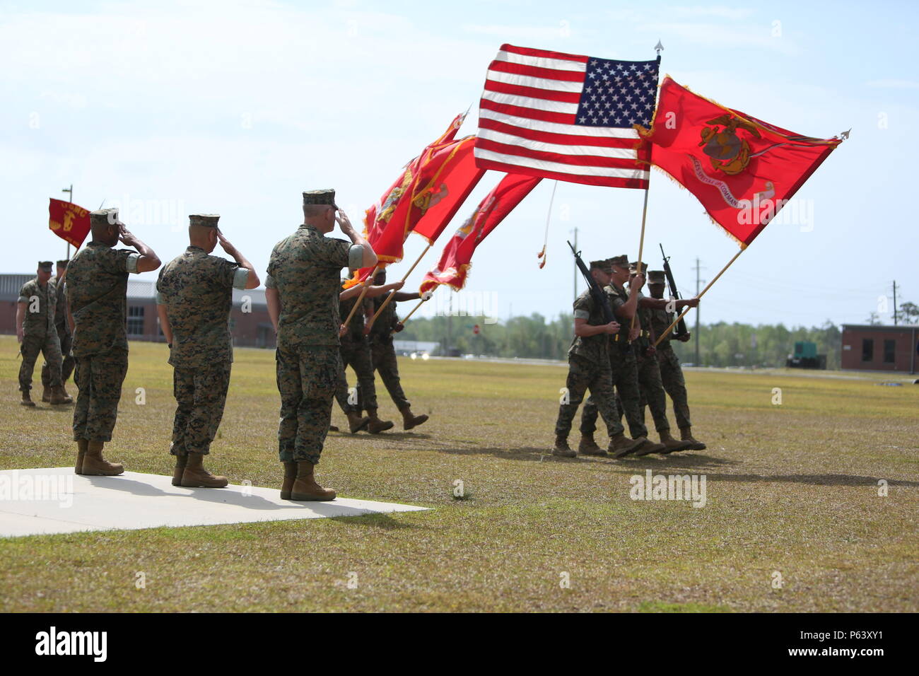 Sergeant Maj. John W. Scott, (links), ehemaliger Sergeant Major der US Marine Corps Forces Special Operations Command (MARSOC), Sgt. Maj. Doug Schaefer (Mitte), Sergeant Major des MARSOC, und Generalmajor Joseph L. Osterman (rechts), Kommandant des MARSOC, grüßen die nationalen Ensign während eine Erleichterung und Termin Zeremonie am Stein Bay, an Bord der Marine Corps Base Camp Lejeune, N.C., April 22. Stockfoto