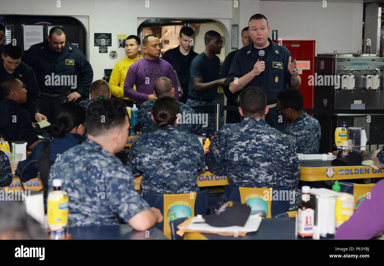 160420-N-GV 721-009 Golf von Aden (20. April 2016) Command Master Chief Matt Ruane, begrüßt 53 neue Segler während der Check-in-Briefing über das Chaos Decks an Bord amphibisches Schiff USS Boxer (LHD4). Boxer ist das Flaggschiff der Boxer amphibische Gruppe und bereit, mit der begonnen 13 Marine Expeditionary Unit, ist zur Unterstützung der Maritime Security Operations und Theater Sicherheit Zusammenarbeit in den USA 5 Flotte Bereich der Operationen eingesetzt. (U.S. Marine Foto von Mass Communication Specialist 2. Klasse Brian Caracci/Freigegeben) Stockfoto