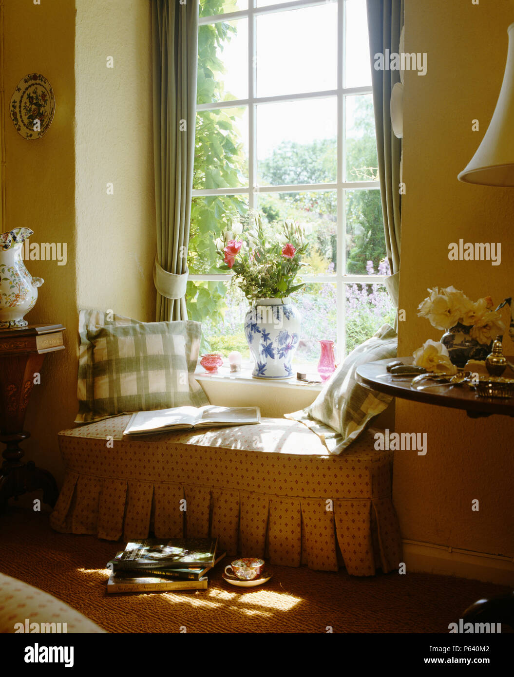 Große-check Kissen auf maßgeschneiderte Fensterplatz unter hohen Schiebefenster in Land Wohnzimmer Stockfoto