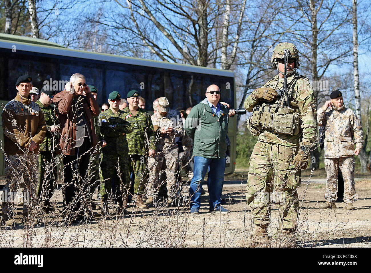 Als seine Einheit zeigt nur die Fähigkeiten von M777A2 abgeschleppt Haubitzen, Kapitän Brandon Cummings (rechts), Kommandeur der C Akku, Field Artillery Squadron, 2.Kavallerie Regiments, entpuppt sich als Punkt Bereiche von Interesse: verehrte Gäste und Führungskräfte im Sommer Schild XIII, 28. April an Adazi Militärbasis, Lettland. Soldaten aus fünf Nationen North Atlantic Treaty Organisation, darunter Lettland, Kanada, Deutschland, Litauen und den USA haben eine Vielzahl von gemeinsamen Training im Sommer Schild XIII, eine jährliche zwei-wöchigen Interoperabilität Schulungsveranstaltung in Lettland. Besucher i Stockfoto