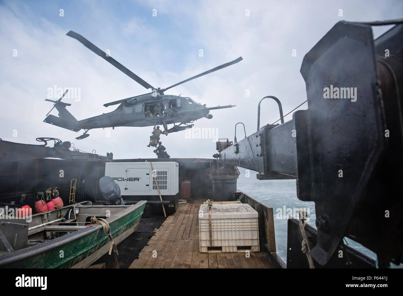 Die Mitglieder des 210., 211. und 212Th Rescue Staffeln von der Alaska Air National Guard nahmen an einem simulierten Unfall Evakuierung Training vor der Küste von Homer, Alaska, 27. April. Das Szenario beteiligten Eine verletzte Mitglied eines Fischereifahrzeugs, die eine sofortige Behandlung und Extraktion aus dem Boot erforderlich. Pararescuemen mit der 212Th RQS geladen in eine HC-130 König Flugzeugen, die von den 211 RQS geflogen, und leitete aus der gemeinsamen Basis Elmendorf-Richardson das Training zu leiten. Auf der Suche nach dem Schiff auf den Gewässern in der Nähe von Homer, der pararescuemen Fallschirm ins Wasser, und verknüpft, wi Stockfoto