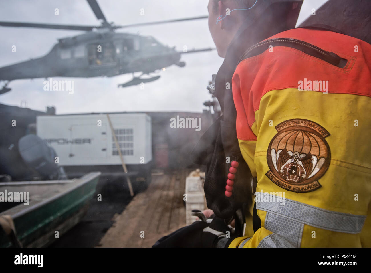 Die Mitglieder des 210., 211. und 212Th Rescue Staffeln von der Alaska Air National Guard nahmen an einem simulierten Unfall Evakuierung Training vor der Küste von Homer, Alaska, 27. April. Das Szenario beteiligten Eine verletzte Mitglied eines Fischereifahrzeugs, die eine sofortige Behandlung und Extraktion aus dem Boot erforderlich. Pararescuemen mit der 212Th RQS geladen in eine HC-130 König Flugzeugen, die von den 211 RQS geflogen, und leitete aus der gemeinsamen Basis Elmendorf-Richardson das Training zu leiten. Auf der Suche nach dem Schiff auf den Gewässern in der Nähe von Homer, der pararescuemen Fallschirm ins Wasser, und verknüpft, wi Stockfoto