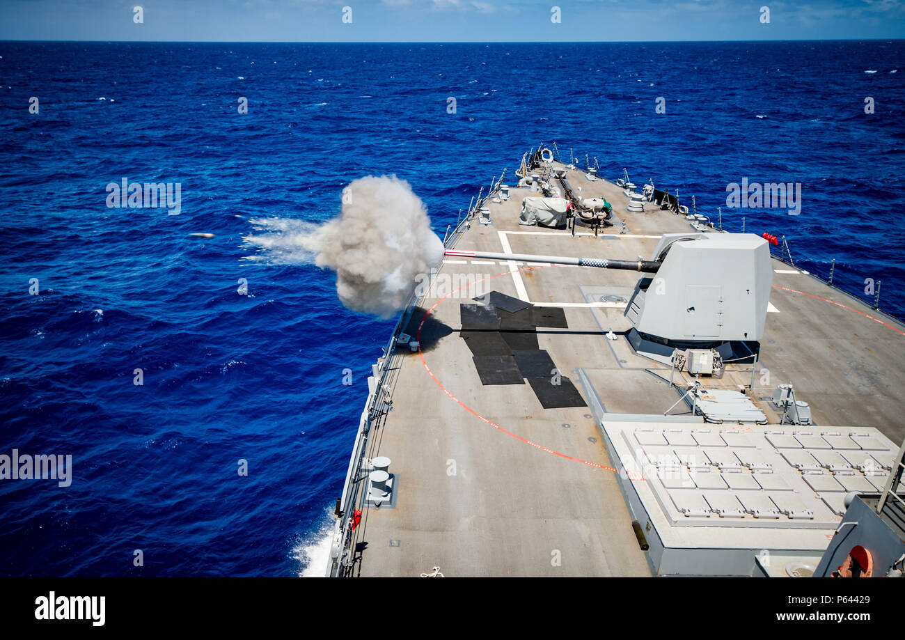 180626-N-LI 768-1108 PAZIFISCHER OZEAN (26. Juni 2018) - Die geführte Anti-raketen-Zerstörer USS Dewey (DDG105) Brände 45 5 MK-inch Gun während einer Live-fire Übung während der Durchfahrt der Pazifische Ozean. Dewey ist unterwegs in den USA 3 Flotte Bereich der Operationen. (U.S. Marine Foto von Mass Communication Specialist 2. Klasse Devin M. Langer/Freigegeben) Stockfoto