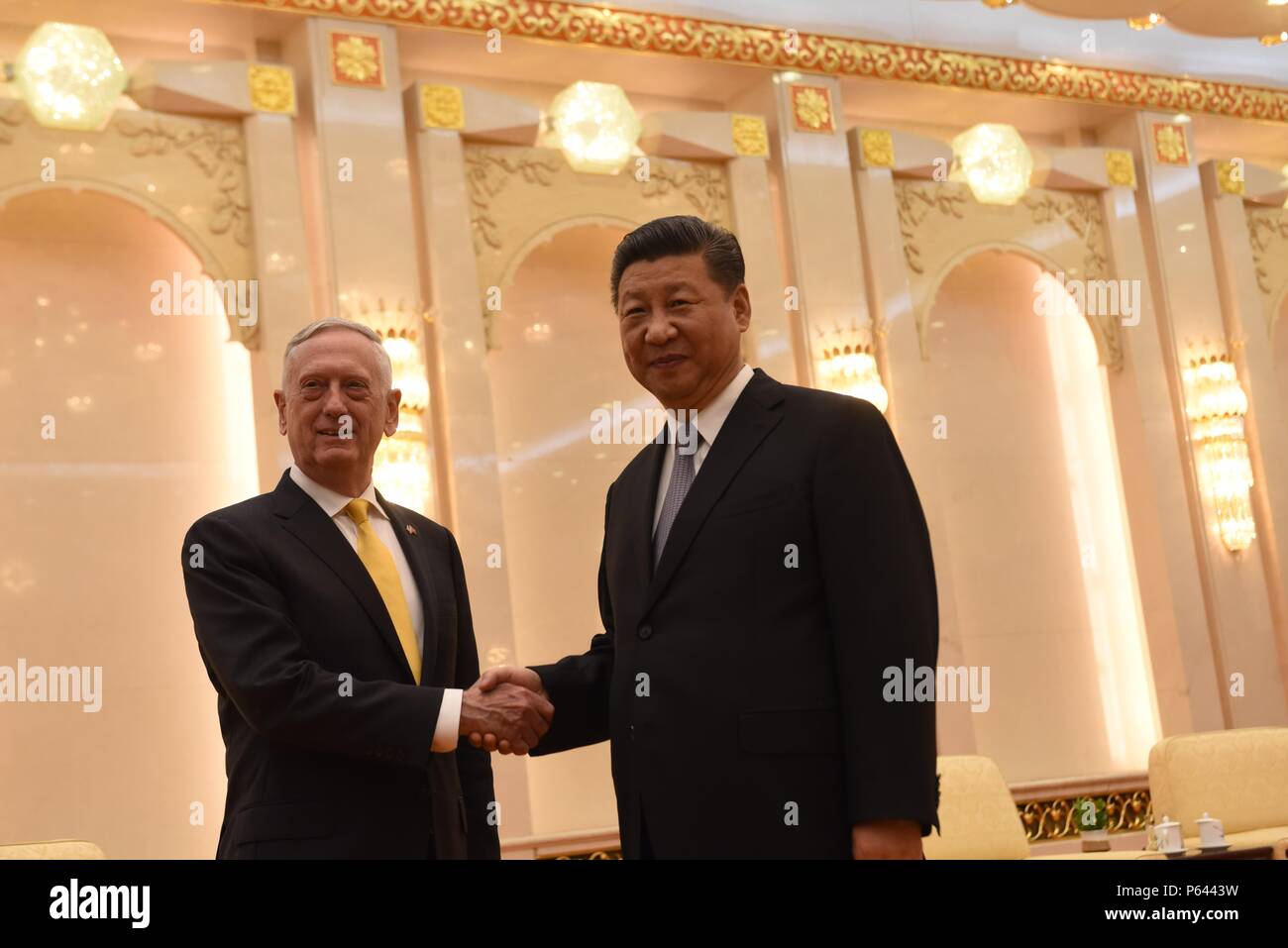 Verteidigungsminister James N. Mattis trifft sich mit dem Präsidenten von China Xi Jinping bei Diaoyutai State Guest House in Beijing, China, 27. Juni 2018. (DoD Foto von Armee Sgt. Amber I. Smith) Stockfoto