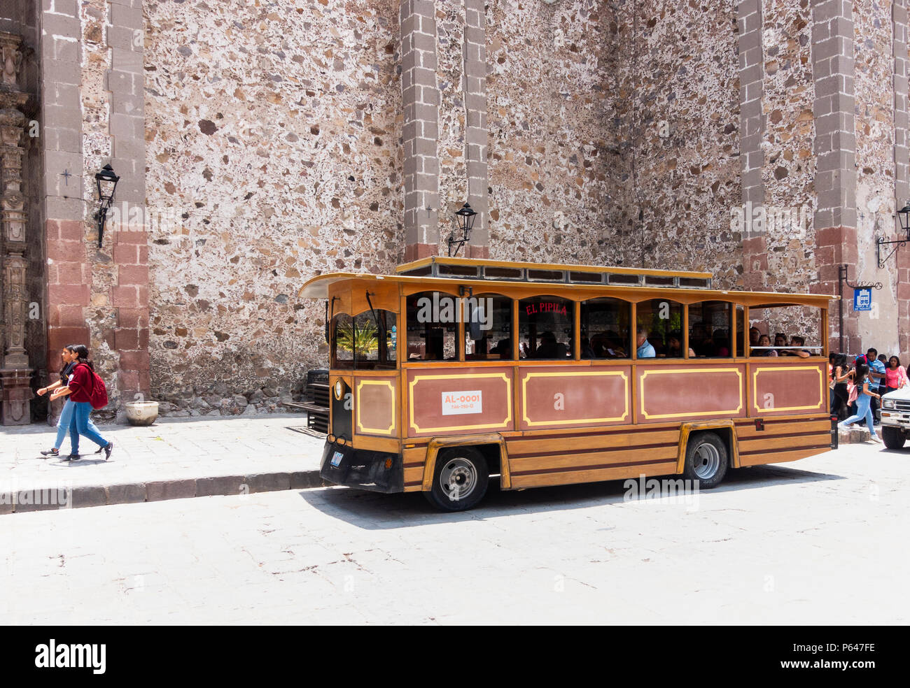 Tour der Fahrgäste des Busses, die neben der Kirche San Francisco in San Miguel de Allende Stockfoto