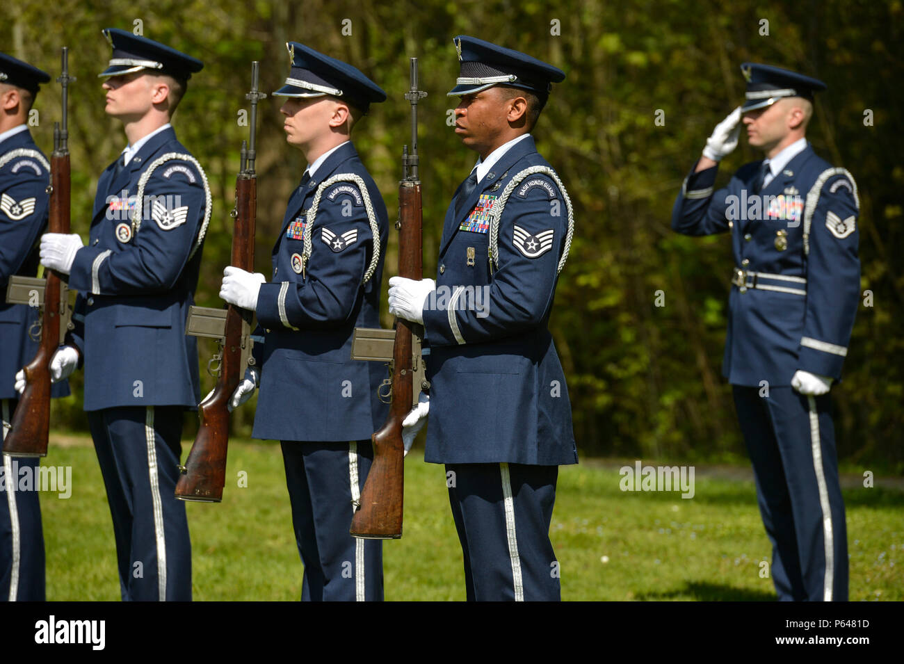 PARIS - ein US Air Force Ehrengarde fire Team aus Spangdahlem Air Base, Deutschland, erwartet den Befehl a 21-gun Salute während der Lafayette Escadrille Memorial 100-jähriges Jubiläum Feier in Marnes-la-Coquette, Frankreich, 20. April 2016. Mehr als 200 Amerikaner flog mit Frankreich im Lafayette Flying Corps vor dem US-Eintritt in den Zweiten Weltkrieg Flieger von der US Air Force und ihren französischen Kollegen, zusammen mit Zivilisten aus beiden Ländern, würdigte die Männer, die mit und von den Opfern der 68 amerikanische Flieger, der starb, kämpfen für die Franzosen im Ersten Weltkrieg das Memo serviert. Stockfoto