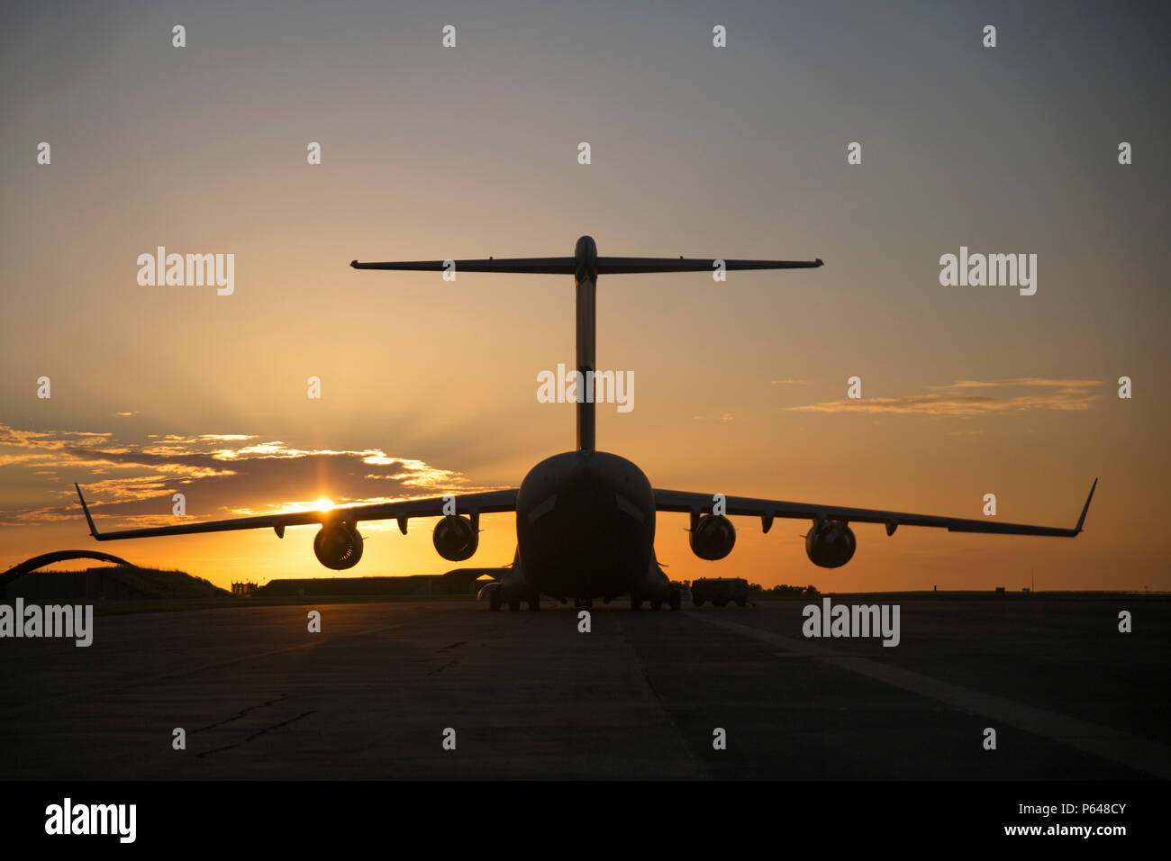 Eine c-17 Globemaster III, mit US-Marines mit Marine Light Attack Helicopter Squadron 367 sowie Marine Aviation Logistics Squadron 24 und ein UH-1Y Venom Hubschrauber landet bei Royal Australian Air Force Base Darwin, Australien, am 20. April 2016. Die Marines, als das Aviation Combat Element in 1.250 Mitglied Marine Air-Ground Task Force-Fähigkeit, bieten Unterstützung für Marine Rotationskraft – Darwin mit vier UH-1Y Venom Hubschrauber aus der Luft. MRF-D ist eine sechs-Monats-Bereitstellung von Marines in Darwin, Australien, wo sie Übungen durchführen und trainieren Sie mit der Australian Defence Stockfoto