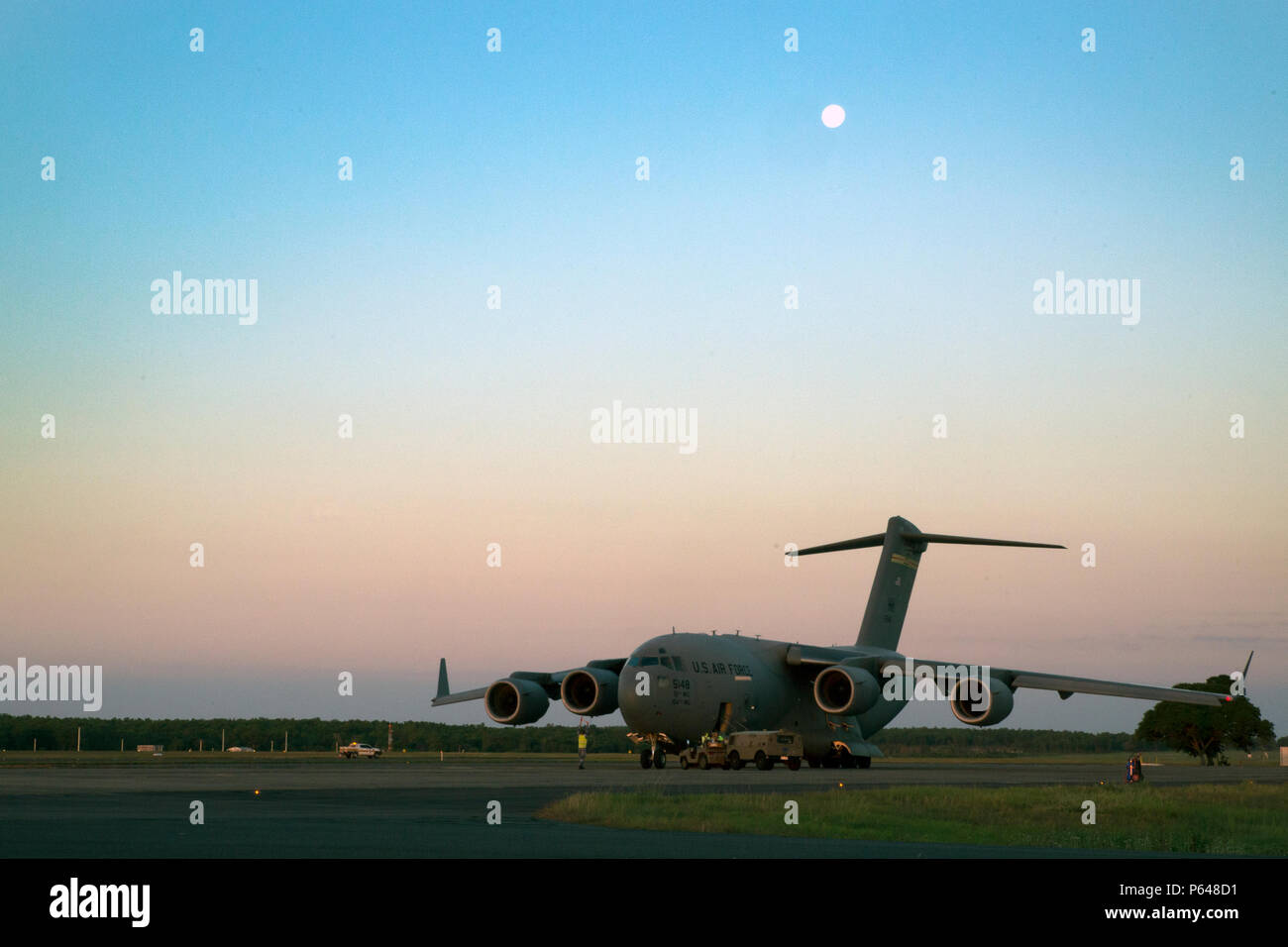 Eine c-17 Globemaster III, mit US-Marines mit Marine Light Attack Helicopter Squadron 367 sowie Marine Aviation Logistics Squadron 24 und ein UH-1Y Venom Hubschrauber landet bei Royal Australian Air Force Base Darwin, Australien, am 20. April 2016. Die Marines, als das Aviation Combat Element in 1.250 Mitglied Marine Air-Ground Task Force-Fähigkeit, bieten Unterstützung für Marine Rotationskraft – Darwin mit vier UH-1Y Venom Hubschrauber aus der Luft. MRF-D ist eine sechs-Monats-Bereitstellung von Marines in Darwin, Australien, wo sie Übungen durchführen und trainieren Sie mit der Australian Defence Stockfoto