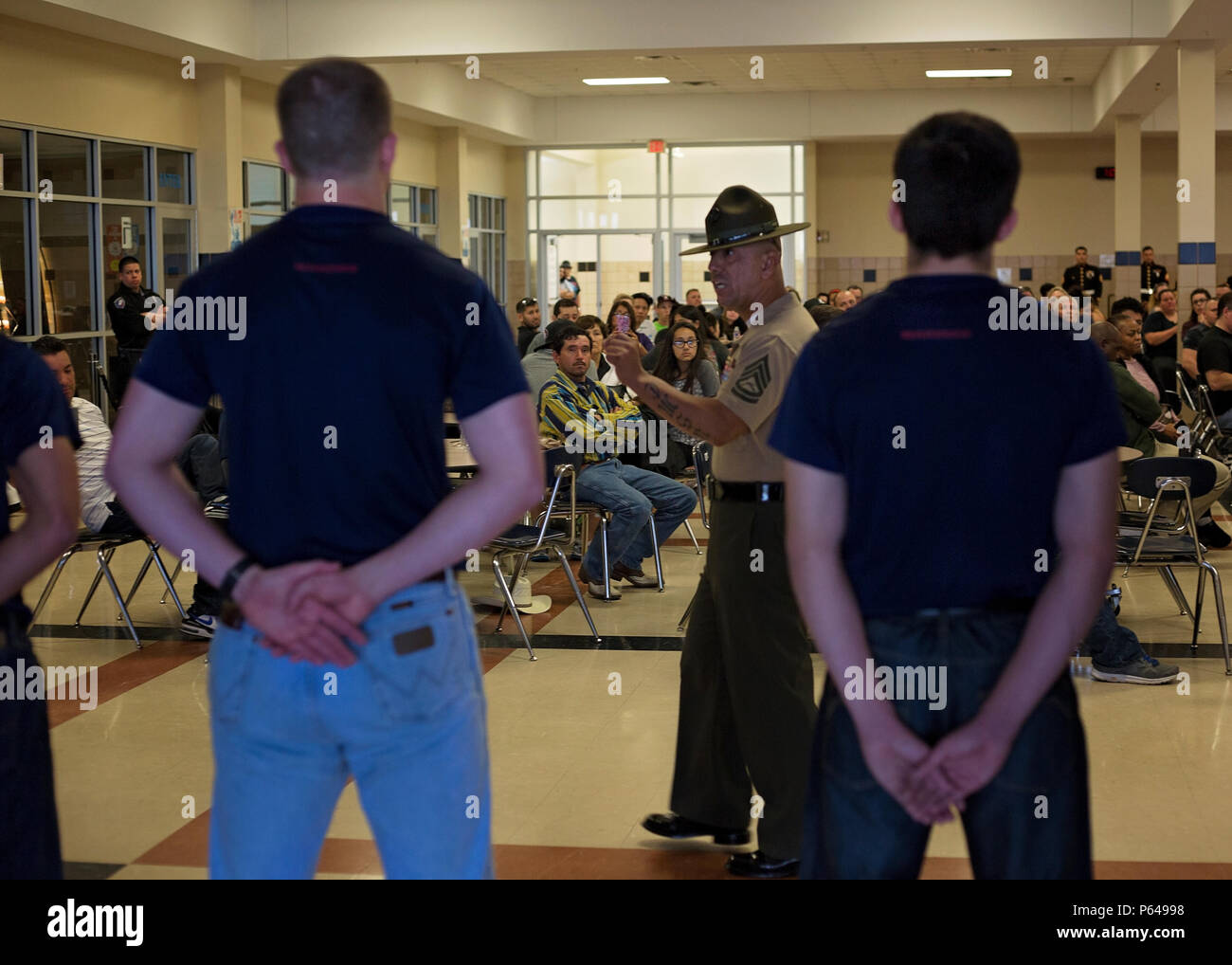 Poolees vom Recruiting Station Fort Worth erhalten erklärte, lauter zu schreien von drill instructor GySgt. Navarro während der jährlichen pool Funktion Familie Nacht bei Juan Seguin High School, Arlington, Texas, 20. April 2016. Mehr als 100 poolees und Familienmitglieder aus dem Stadtgebiet besucht eine Familie Nacht sie vorzubereiten für Marine Corps Ausbildung rekrutieren. Stockfoto