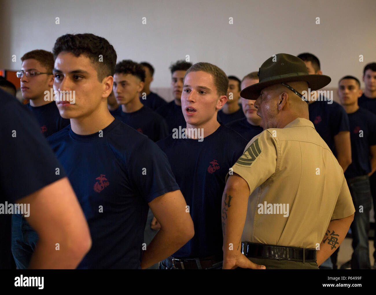 Eine poolee vom Recruiting Station Fort Worth wird lauter erzählt von einem drill instructor während der jährlichen pool Funktion Familie Nacht bei Juan Seguin High School, Arlington, Texas, 20. April 2016 zu schreien. Mehr als 100 poolees und Familienmitglieder aus dem Stadtgebiet besucht eine Familie Nacht sie vorzubereiten für Marine Corps Ausbildung rekrutieren. Stockfoto