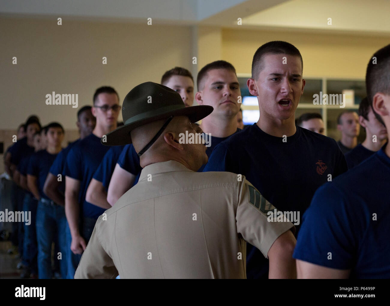 Eine poolee vom Recruiting Station Fort Worth wird lauter erzählt von einem drill instructor während der jährlichen pool Funktion Familie Nacht bei Juan Seguin High School, Arlington, Texas, 20. April 2016 zu schreien. Mehr als 100 poolees und Familienmitglieder aus dem Stadtgebiet besucht eine Familie Nacht sie vorzubereiten für Marine Corps Ausbildung rekrutieren. Stockfoto