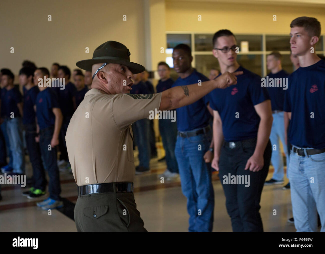 Eine poolee vom Recruiting Station Fort Worth wird lauter erzählt von einem drill instructor während der jährlichen pool Funktion Familie Nacht bei Juan Seguin High School, Arlington, Texas, 20. April 2016 zu schreien. Mehr als 100 poolees und Familienmitglieder aus dem Stadtgebiet besucht eine Familie Nacht sie vorzubereiten für Marine Corps Ausbildung rekrutieren. Stockfoto