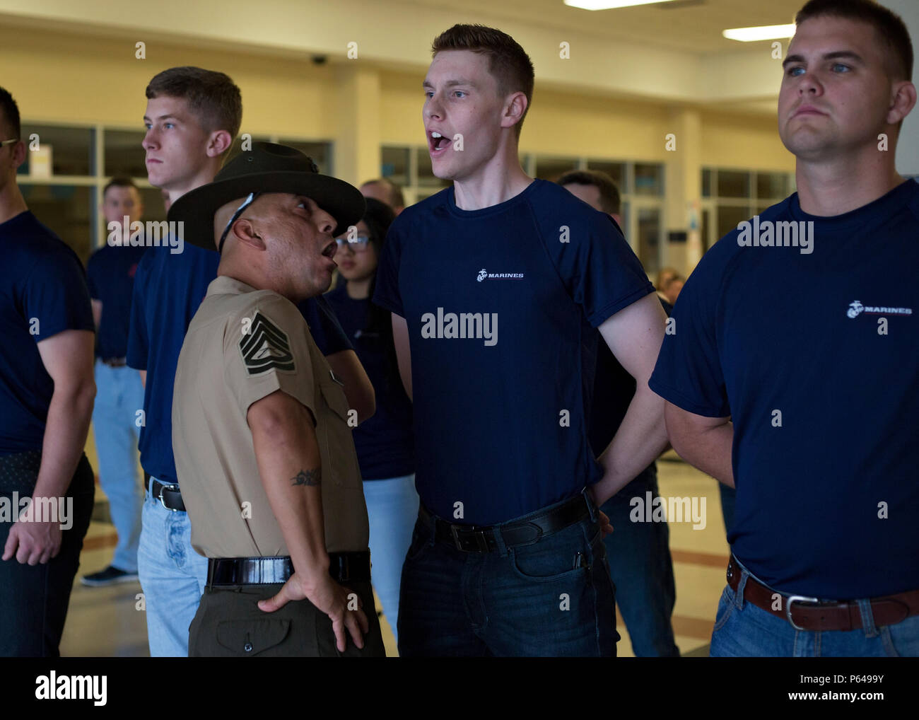 Eine poolee vom Recruiting Station Fort Worth wird lauter erzählt von einem drill instructor während der jährlichen pool Funktion Familie Nacht bei Juan Seguin High School, Arlington, Texas, 20. April 2016 zu schreien. Mehr als 100 poolees und Familienmitglieder aus dem Stadtgebiet besucht eine Familie Nacht sie vorzubereiten für Marine Corps Ausbildung rekrutieren. Stockfoto