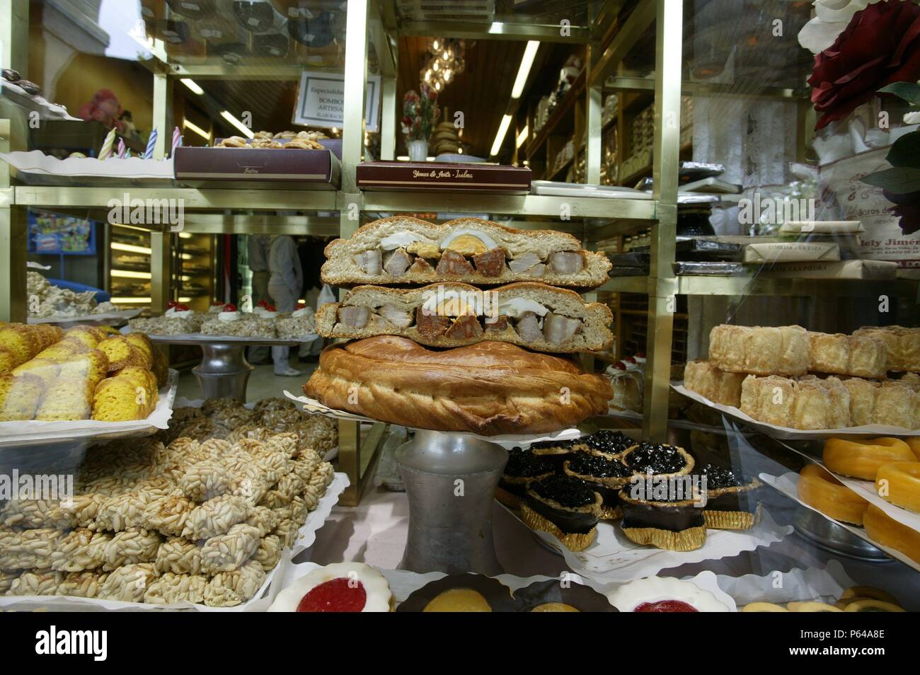 ESCAPARATE DE UNA PASTELERIA DE LA PLAZA DEL MERCADO GRANDE O DE SANTA TERESA DE JESUS. Stockfoto