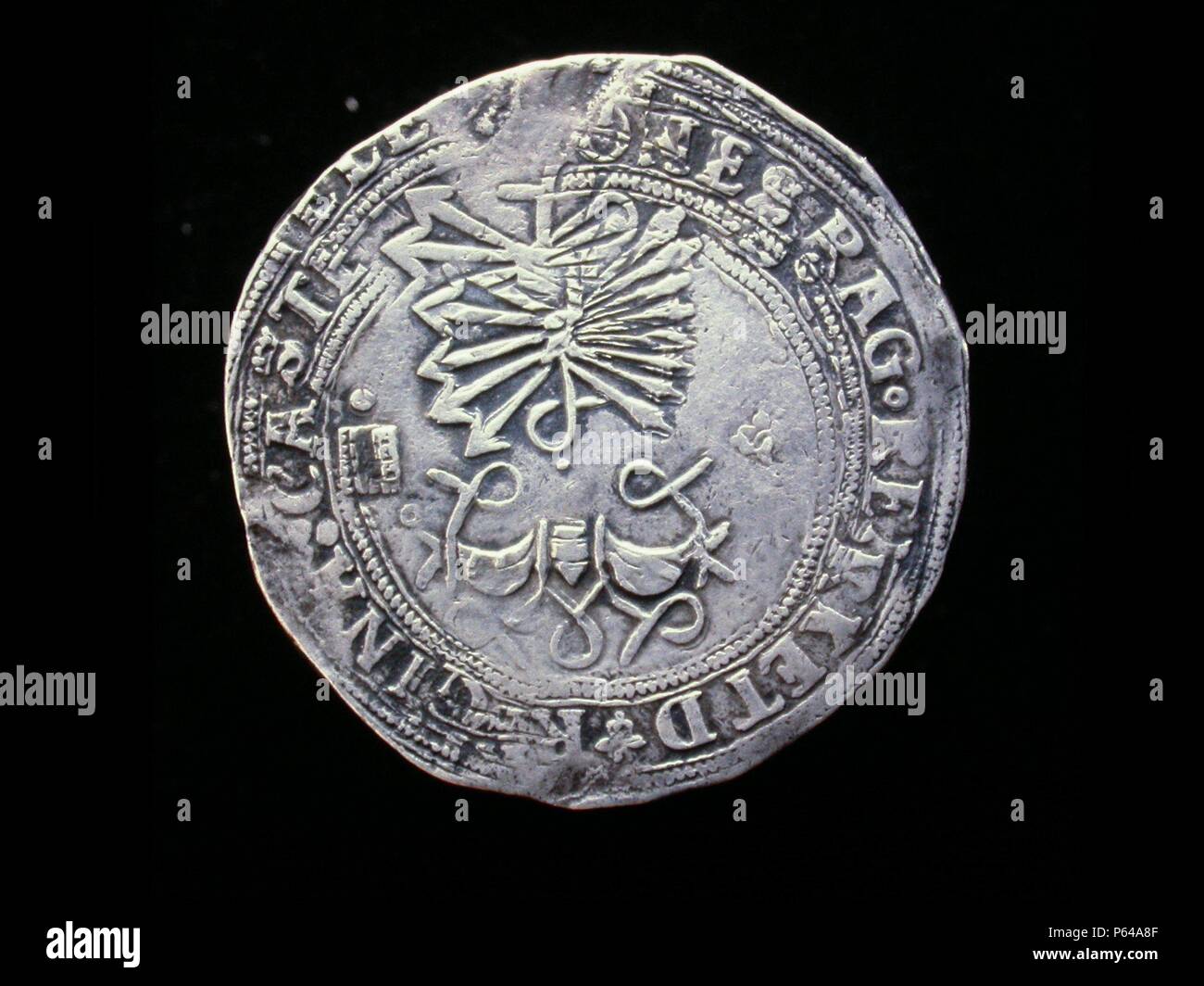 NUMISMATICA. MONEDA MITTELALTERLICHEN CRISTIANA. OCHO REALES DE PLATA, DE REYES CATOLICOS. REVERSO. UN-YUGO Y SEIS FLECHAS. 1504. (DEPOSITO-: MUSEO ARQUEOLOGICO NACIONAL). Stockfoto