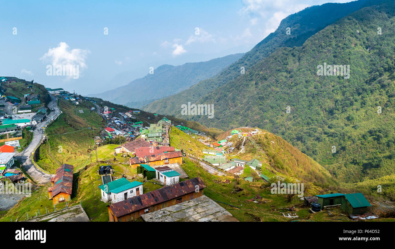 Einem Hügel mit Blick auf die wunderschöne Bergkette mit Dörfern. Stockfoto