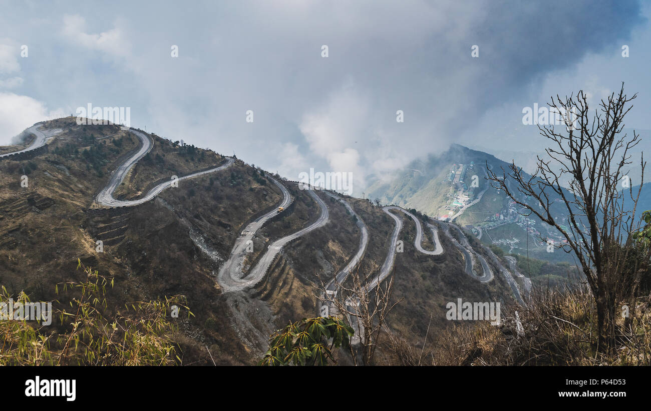 Drei Level Zickzack Straße ist wahrscheinlich die meisten schwindelerregende Straße der Welt. Im indischen Bundesstaat Sikkim, in die Berge des Himalaja, die Straße inkl Stockfoto