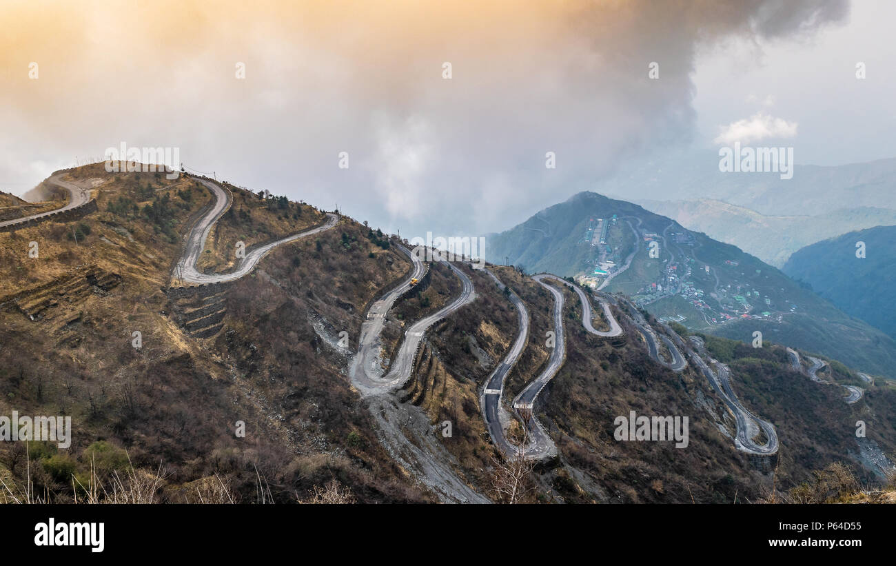 Drei Level Zickzack Straße ist wahrscheinlich die meisten schwindelerregende Straße der Welt. Im indischen Bundesstaat Sikkim, in die Berge des Himalaja, die Straße inkl Stockfoto