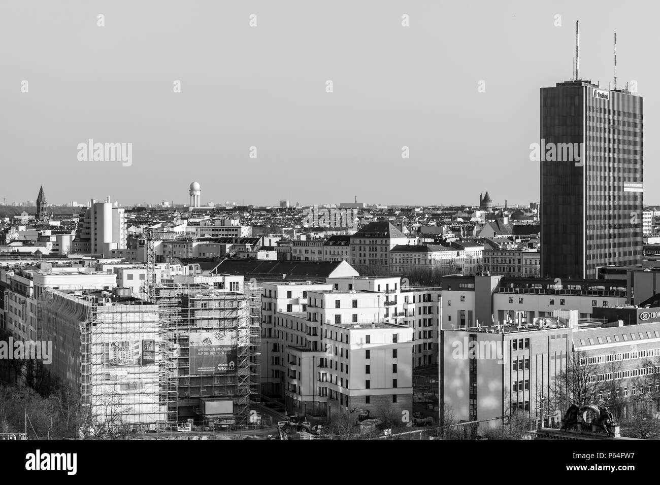 BERLIN, DEUTSCHLAND - April 08, 2018: einen Blick aus der Vogelperspektive auf die zentralen Bezirke Berlins. Schwarz und Weiß. Stockfoto