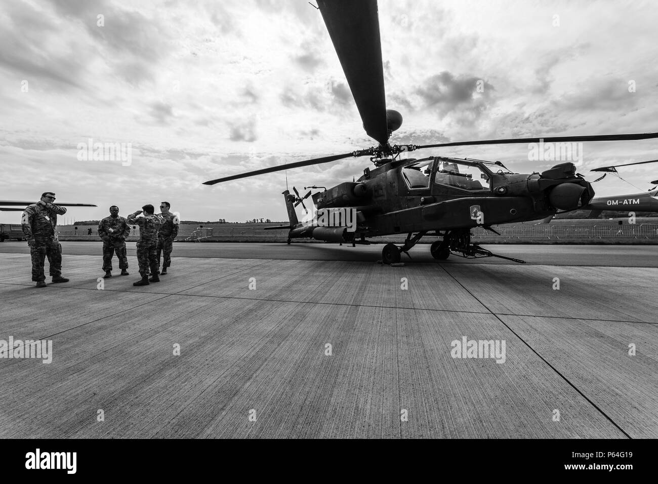 BERLIN, DEUTSCHLAND - 25 April 2018: Kampfhubschrauber Boeing AH-64D Apache Longbow. US-Armee. Schwarz und Weiß. Ausstellung die ILA Berlin Air Show 2018 Stockfoto