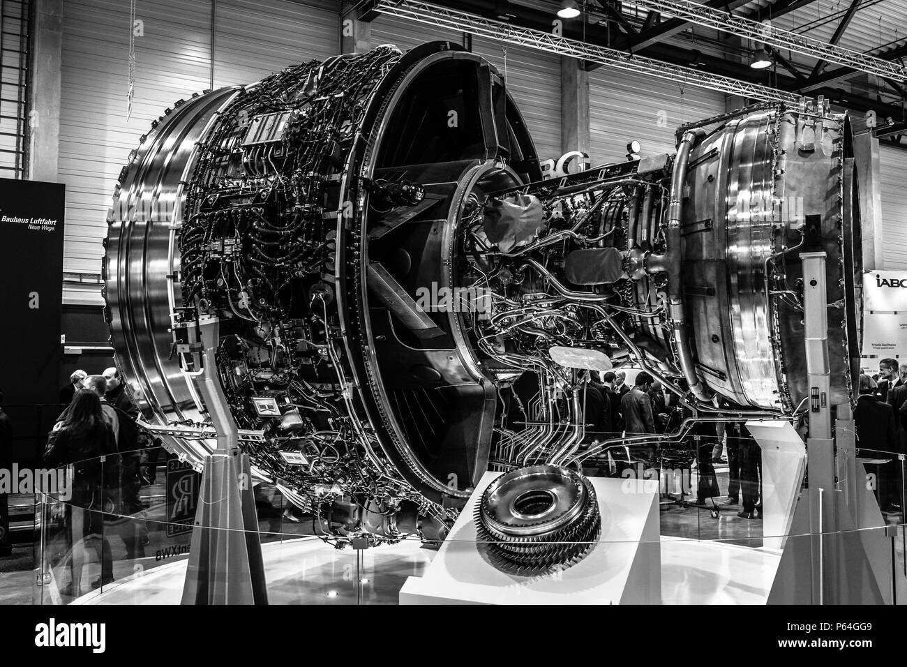 BERLIN, DEUTSCHLAND - 25 April 2018: Turbofan Triebwerke von Rolls-Royce-Trent  XWB. Schwarz und Weiß. Ausstellung die ILA Berlin Air Show 2018  Stockfotografie - Alamy