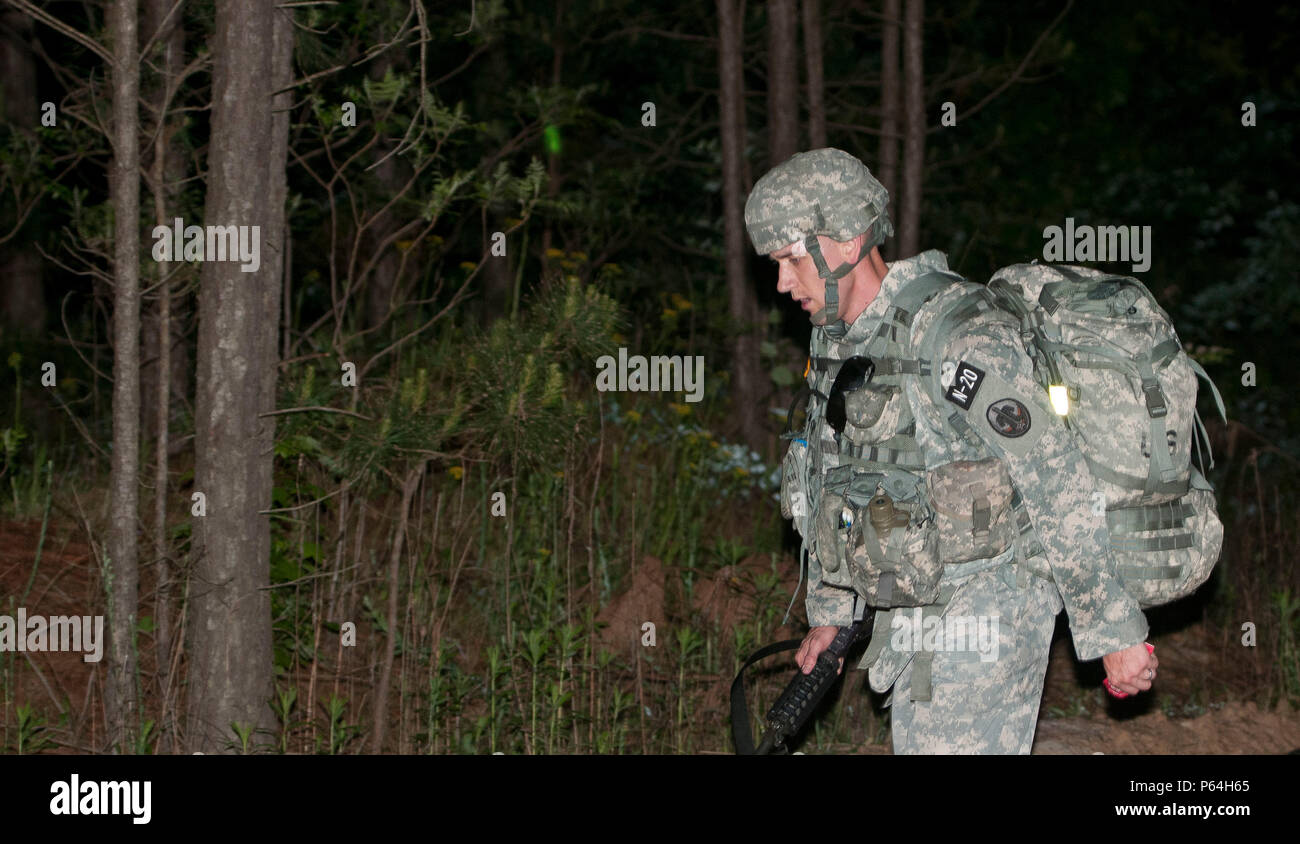 Sgt. 1. Klasse Robert Jones, Vertreter der Armee finden Karriere Division, als Erster die Ziellinie zu überqueren - März Ereignis während der US-Armee 2016 besten Krieger Wettbewerb in Fort Bragg, N.C., Mai 3. In diesem Jahr besten Krieger Wettbewerb bestimmen die oberen noncommissioned Officer und Junior Soldat Soldat der US-Armee finden in der Abteilung der Armee am besten Krieger Konkurrenz später dieses Jahr vertreten wird am Fort A.P. Hill, Virginia (USA Armee Foto von Sgt. Christina M. Dion/Freigegeben) Stockfoto