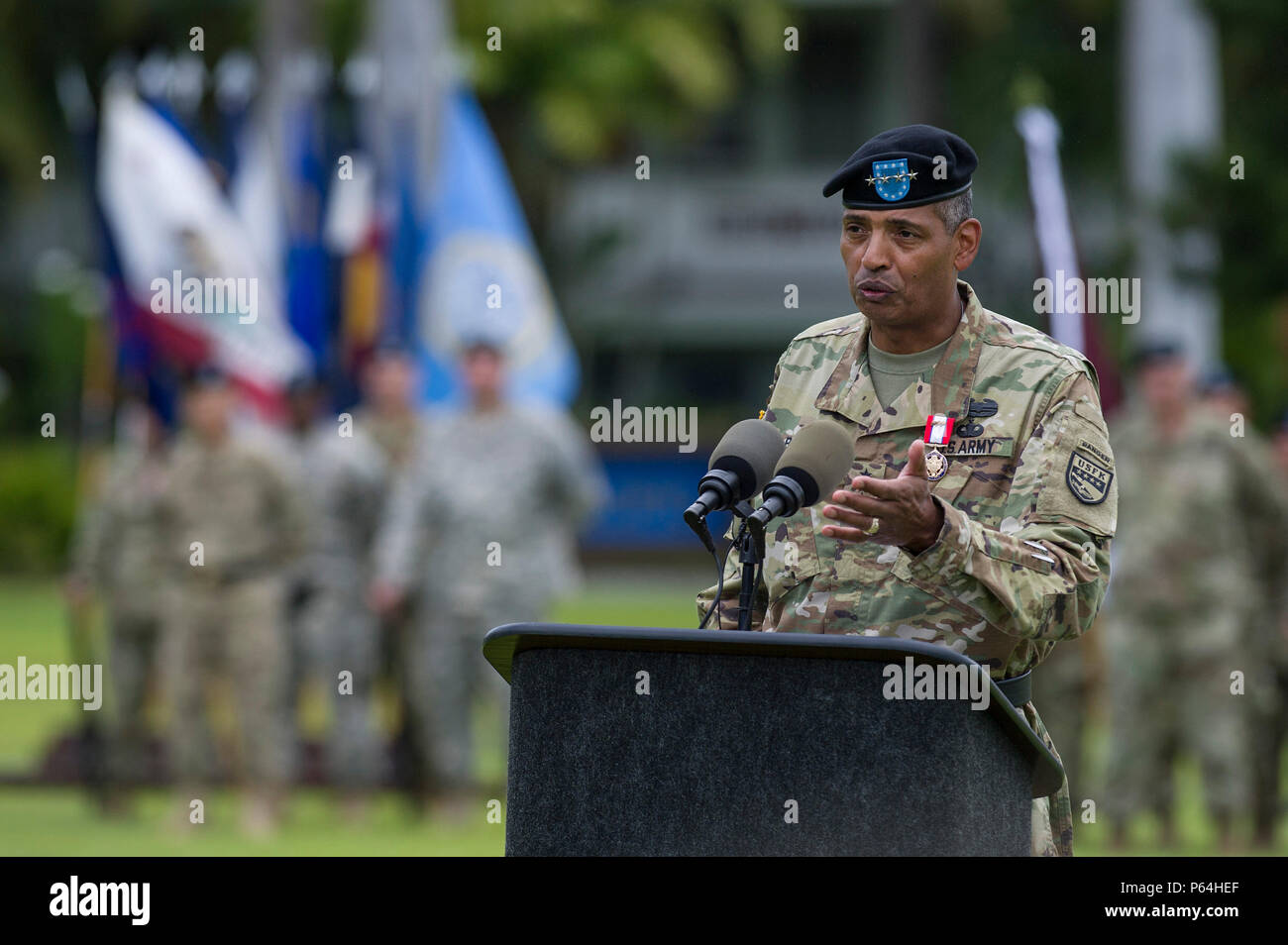 Us-Armee General Vincent Brooks, US-Streitkräfte Korea, kombinierten Kräfte Befehl und United commander Nationen spricht an der U.S. Army Pacific Ändern des Befehls zum 4. Mai, am Fort Shafter, Hawaii. Ausgehende USARPAC Befehlshaber, General Vincent Brooks das Kommando der US-Streitkräfte Korea, kombinierten Kräfte Befehl und die Vereinten Nationen am 30. April und Gen. Robert Braun offiziell das Kommando des USARPAC während der Zeremonie. (U.S. Air Force Foto: Staff Sgt. Christopher Hubenthal) Stockfoto