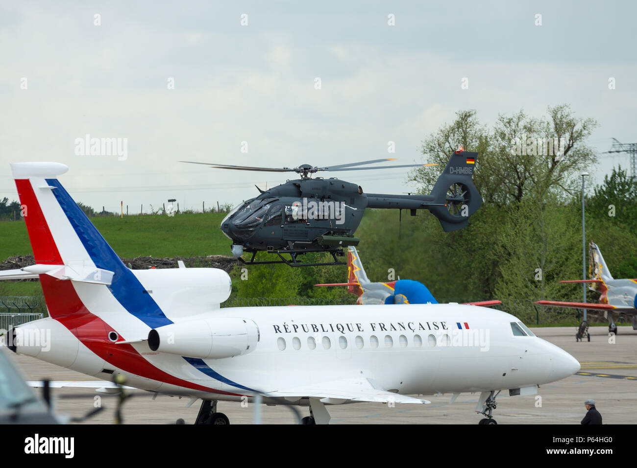 Nehmen Sie die Utility Helicopter Airbus Hubschrauber H 145 M. Deutsche Armee. Im Vordergrund Dassault Falcon 7X. Ausstellung die ILA Berlin Air Show 2018. Stockfoto