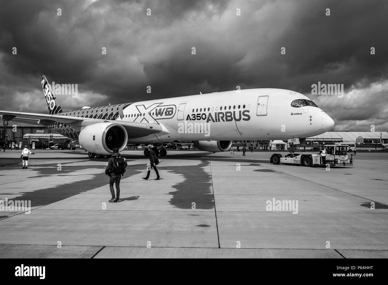 BERLIN, DEUTSCHLAND - 26 April 2018: Wide-body Jet Airliner Airbus A350 XWB auf dem Flugplatz. Schwarz und Weiß. Ausstellung die ILA Berlin Air Show 2018 Stockfoto
