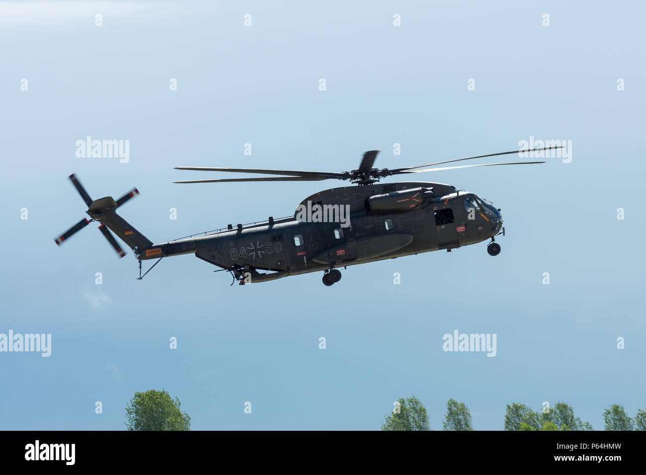 Demonstration Flug des Mediums utility NHIndustries Militärhubschrauber NH90. Deutsche Armee. Ausstellung die ILA Berlin Air Show 2018. Stockfoto